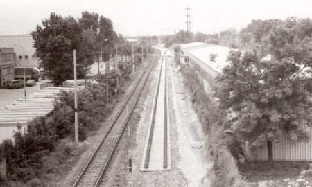  Bratislava-Petržalka - úsek starej trate pri vchod. návestidle od Rajky. Vedľa novopoložené polia trate do Kittsee. Foto: D. Selecký, máj 1996. 182 x 110 