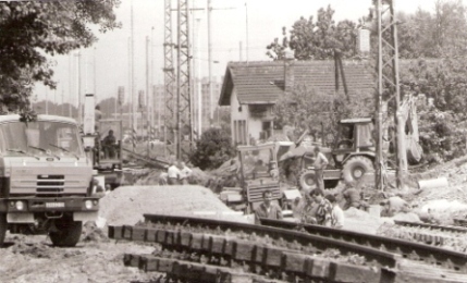  Bratislava-Petržalka - strážny dom pri zhlaví na Rajku s prerušenou koľajou na Rajku. Robotníci a stavebné stroje pri práci. Foto: D. Selecký, máj 1996. 182 x 110 