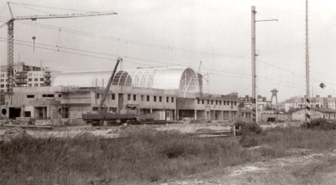  Bratislava-Petržalka - rozostavaná nová výpravná budova, vpravo stará výpravná budova. Foto: D. Selecký, začiatok mája 1996. 182 x 110 