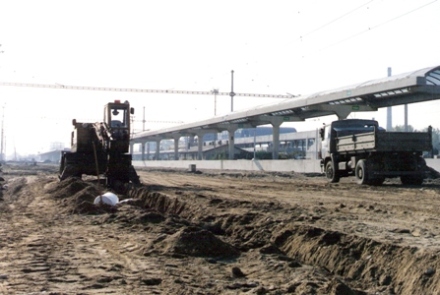  Bratislava-Petržalka - nástupište a koľajová pláň počas výstavby. Staveb. stroje. V pozadí stará budova a rozostav. nová budova. Foto: M. Entner, 3.11.1996. 178 x 126, COLOR 