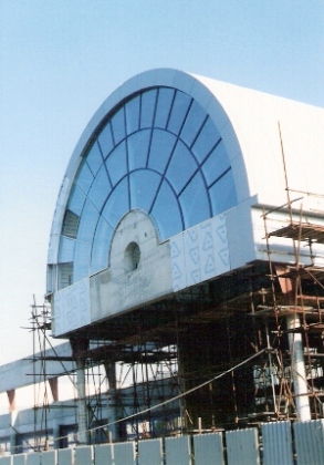  Bratislava-Petržalka - cestné priečelie novej staničnej budovy počas výstavby, detail. Foto: M. Entner, 3.11.1996. 88 x 126, COLOR 