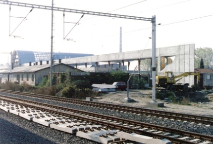  Bratislava-Petržalka - provizórne dvojkoľajné koľajisko, stará výpravná budova, v pozadí novostavba novej stanice. Foto: M. Entner, 3.11.1996. 178 x 126, COLOR 