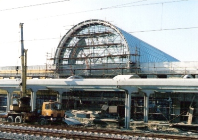  Bratislava-Petržalka - koľajové priečelie novej staničnej budovy a perón počas výstavby. Foto: M. Entner, 3.11.1996. 126 x 89, COLOR 