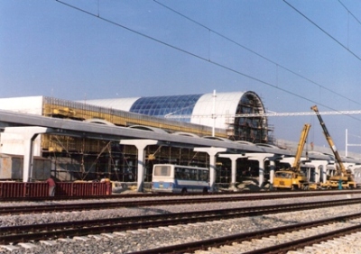  Bratislava-Petržalka - koľajové priečelie novej staničnej budovy a perón počas výstavby. Časť nového koľajiska, stav. stroje. Foto: M. Entner, 5.11.1996. 178 x 125, COLOR 