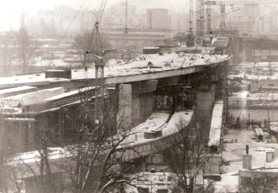  Bratislavský nájazd na Prístavný most počas výstavby. Stavenisko so žeriavmi, v pozadí sídlisko. Foto: M. Macura, cca 1983, 128 x 90. 