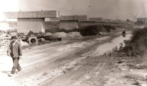  Bratislava - Prístavný most počas výstavby. Betónové piliere v mieste nájazdu na most od ÚNS, v pozadí budova železničnej ubytovne. Foto: M. Macura, cca 1983. 182 x 118 