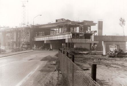  Bratislava - Prístavný most počas výstavby. Rozostavaný bratislavský nájazd zo starej cesty. Foto: M. Macura, cca 1983. 182 x 128 
