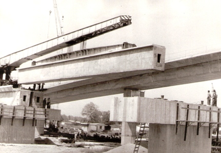  Bratislava - Prístavný most počas výstavby. Žeriav Krokodíl ukladá na piliere prefabrikované nosníky. Zrejme petržalská strana. Foto: M. Macura, cca 1983. 180 x 128 