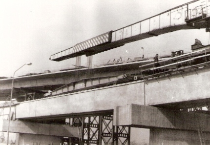  Bratislava - Prístavný most počas výstavby. Žeriav Krokodíl ukladá na piliere prefabrikované nosníky. Zrejme bratislavská strana. Foto: M. Macura, cca 1983. 128 x 88 