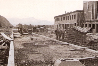  Výpravná budova Banská Bystrica počas výstavby. Pohľad na rozostavané ostrovné nástupište. Anon., cca 1950. 118 x 80 