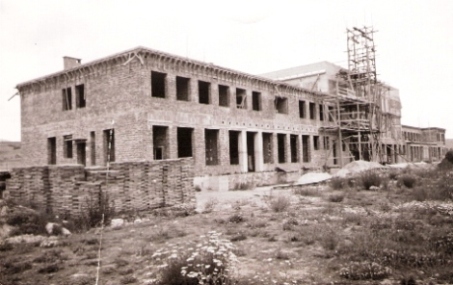  Výpravná budova Banská Bystrica počas výstavby. Pohľad z cestnej strany. Drevené lešenie. Anon, cca 1950. 180 x 130 