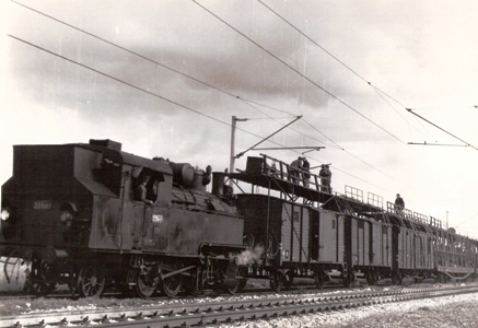  Improvizovaný montážny vlak trolejového vedenia (3 x Z, 2 x Pa s vysutými plošinami) s 331.047 pri elektrifikácii trate Brodské - Kúty. Foto: Andraščík, cca 1967. 228 x 170 