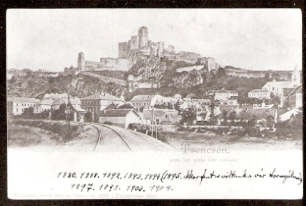 Trenčín - úsek jednokoľajnej trate pri vchode do stanice od Zlatoviec. Domy, hrad, telegraf. stĺpy, dišt. návestidlo. Anon., cca 1905, 108 x 70 