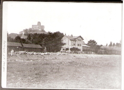  Trenčín - malá výpr. budova, drevená prístavba čakárne, búdka toaliet, drev. Sklady, vchádz. vlak, čakajúci ľudia, hrad. Anon., cca 1900, 113 x 80 