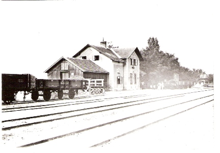  Bošany - výpr. budova s drevenou rampou a prístavbou, nízkostenné vozne, v diaľke ľudia. Foto: Lieszkovský, r. 1901. 130 x 90, repro: Grófová 