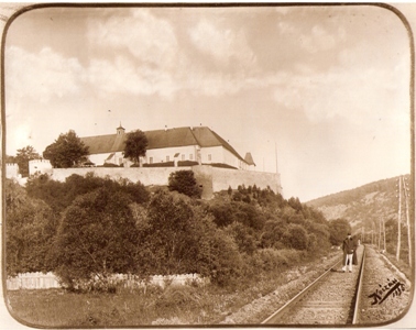  Jednokoľaj. trať pod hradom Vígľaš. Železničiar, telegraf. tyče, hory. Foto: Kóczány, 1896. 225 x 175 