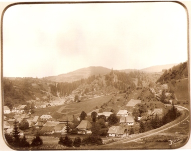  Horská krajina s dedinou, vľavo ľavotoč. oblúk pri vchode do krátkeho tunelu, telegraf. tyče. Text: Turček. Foto: Kóczány, 1896. 225 x 175. 