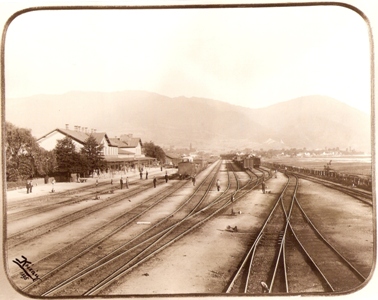  Vrútky - koľajisko s nákl. vozňmi, výhybky s lampami netopier. Vľavo výpr. budova s markízou. Železničiari, civilisti, hory. Foto: Kóczány, 1896. 225 x 175 