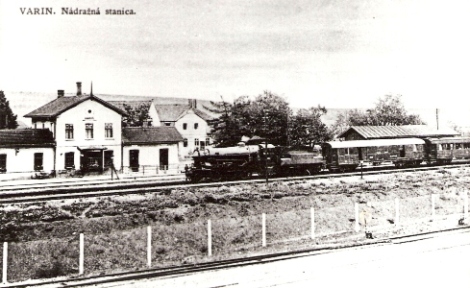  Varín - koľajisko s vchádzajúcim rýchlikom (vidno Da a časť štvornápr. os. vozňa), ťahaným 354.9. Vľavo výpr. budova. Vpredu plot a vlečk. koľajisko. Anon., cca 1924, 177 x 123 
