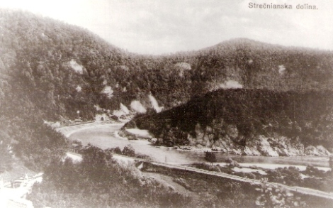  Strečnianska dolina - celkový pohľad na hory, Váh a jednokoľaj. trať. V diaľke portál tunela, pred ním vlak. Anon., zač. 20. stor. 90 x 130, repro: T. Grófová 