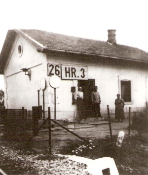  Str. dom, nápis 26 a HR.3, zvonk. návest. malé, návest. terče, plot. Póz. civilisti. Text: Adamovce - strážny domček, zbúraný po II. svetovej vojne, 90 x 117, repro: T. Grófová 