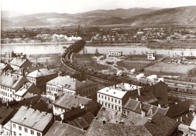  Trenčín - pohľad z hradu na Váh a železničné mosty (ľavý je priamopásový, pravý poloparabolický). Zo stanice odchádza nákl. vlak, od vchod. návest. odchádza druhý s 434.1. Foto: Š. Pozdišovský, 1954, 130 x 90 