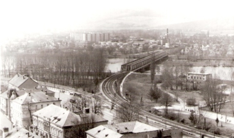  Trenčín - zimný pohľad z hradu na Váh a železničné mosty (oba sú priamopásové). Foto: K. Surmár, 1987, 130 x 90 