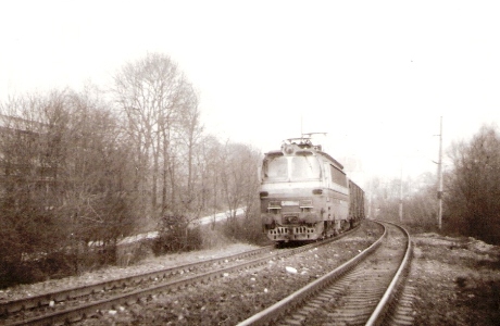  Elektrický rušeň S 489.0 s nákladným vlakom idúci do Lamača na trati medzi Bratislavou hl. st. a Lamačom pod Kramármi. Foto: Z. Piešová, 1986. 130 x 90 
