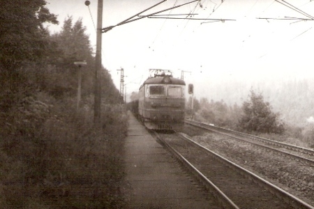  Svrčinovec - trať pri zast. (za Čadcou). E 669.2 s nákladným vlakom idúci do Čadce. Foto: Z. Piešová, leto 1985. 130 x 90 