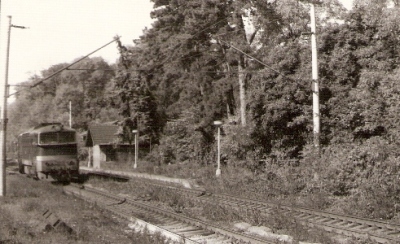  Bratislava Železná Studienka, samostatne idúci T 478.3 v smere Brat. hl. st., vzadu strážny dom. Foto: Z. Piešová, cca 1985. 130 x 90 