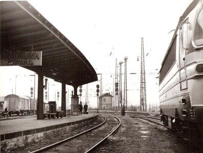  Bratislava hl. st. - pohľad spomedzi 1. a 2. koľaje smerom na račianske zhlavie. Vidno 2. perón s akum vozíkom, S 499.0 na 1. koľaji, staré stavadlo, návestidlá. Foto: J. Vrábel, cca 1970. 240 x 180 