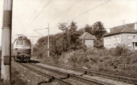  Elektrický rušeň S 499.0 idúci od Lamača v Bratislave na trati pri nadjazde nad ulicou na Kramáre. Text: Jeseň v Lamači. Foto: Z. Piešová, september 1986, 130 x 90 