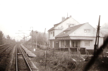  Ružín - budova zastávky, perón dvojkoľajná elektrifik. trať. Foto: Z. Piešová, cca 1985. 147 x 105 