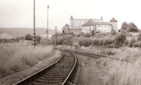  Zvolen - pohľad od vchodu do depa na hrad, pod ním koľaje do depa so zriaď. návestidlom a vchod. návestidlo do os. st. od Zvolena nákl. st. Foto: Z. Piešová, 1986. 130 x 90 