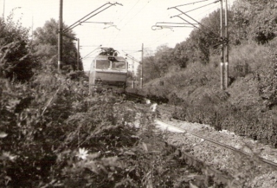  Elektrický rušeň ES 499.0 idúci od žst. Bratislava Lamač v záreze pred hl. st. Foto: Z. Piešová, 9.1986. 130 x 90. 
