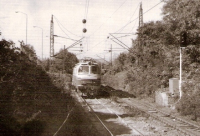  Bratislava - zárez pred hl. st. Od Lamača prichádza nákl. vlak s S 489.0. Foto: Z. Piešová, 9.1986. 130 x 90 