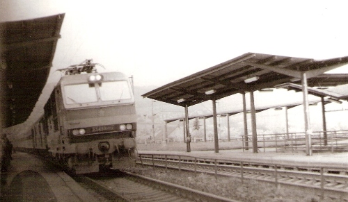  Bratislava Vinohrady. Do zast. vchádza od hl. st. rýchlik s ES 499.0013, smerujúci do Štúrova. Foto: Z. Piešová, apríl 1985. 130 x 90 