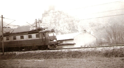 Elektrický rušeň E 669.? pod hradom Strečno, idúca smerom do Žiliny. Foto: Z. Piešová, máj 1985. 130 x 90 