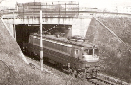 Bratislava - S 489.0005 s nákl. vlakom idúca z Ba N. Mesto do hl. st. vychádza z podjazdu trate z hl. st. do Bratislavy Vinohradov. Foto: Z. Piešová, 1986. 130 x 90 