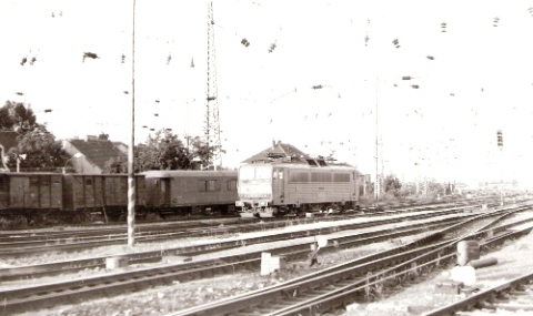  Bratislava hl. st. - račianske zhlavie. Na ňom 363 092-8, za ním odstavené pracovné vozne. Foto: Z. Piešová, 1989. 130 x 90 