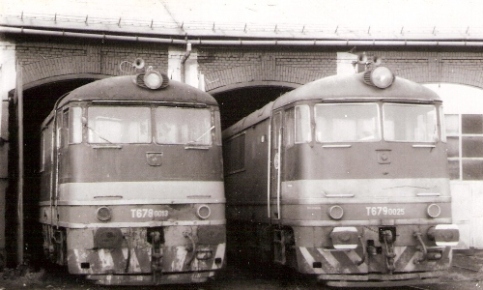  T 678.0013 a T 679.0025 vyzerajú z rotundy RD Zvolen. Foto: P. Mičianik, 1990. 130 x 80 