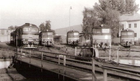  Motorové rušne 781 058-3 a päť T 678/T 679.0 v depe Zvolen - pohľad zo zadnej točne na otvorené stánia na konci depa. Foto: P. Mičianik, 1990. 130 x 80 