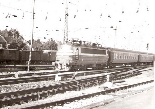  Elektrický rušeň S 499.0 na račianskom zhlaví Bratislava hl. st. Rušeň vchádza na čele osobného vlaku, za ním odstavené pracovné vozne. Foto: Z. Piešová, 1989. 180 x 130 