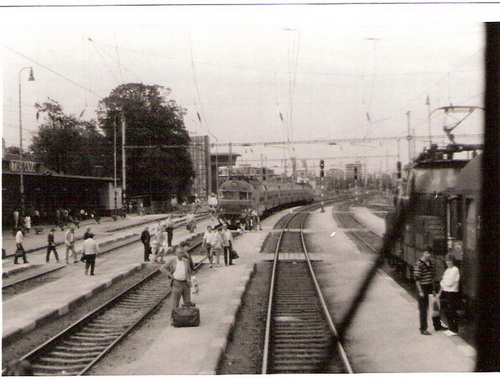  Trnava, stará st. - pohľad od úrovne výpr. bud. na Leopoldov. S 488.0, vpravo os. vlak s S 458.0. Civilisti, vľavo markíza stanice, vzadu nová adm. budova a dopr. kanc. Foto: Z. Piešová, cca 1987. 98 x 67 