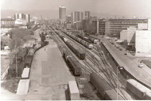  Bratislava filiálka - pohľad zo strechy žel. polikliniky na koľajisko a okolie. Odstavené nákladné a prac. vozne. Anon., cca 1995. 116 x 78 