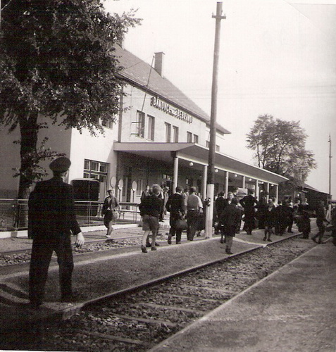  Bánovce nad Bebravou - výpr. budova od koľajiska. Civilisti, železničiar (odzadu). Anon., cca 1950. 80 x 83 