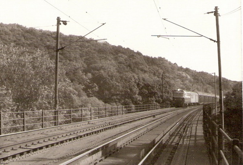  Bratislava, Červený most. S 499.0 s osobným vlakom (poschodové vozne) v smere do Lamača. Foto: Z. Piešová, 1986. 130 x 90 