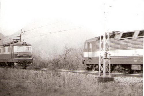  Elektrické rušne E 669.2 a E 479.1 - čelá míňajúcich sa rušňov pri zast. Strečno. Foto: Z. Piešová, apríl 1985. 130 x 90 