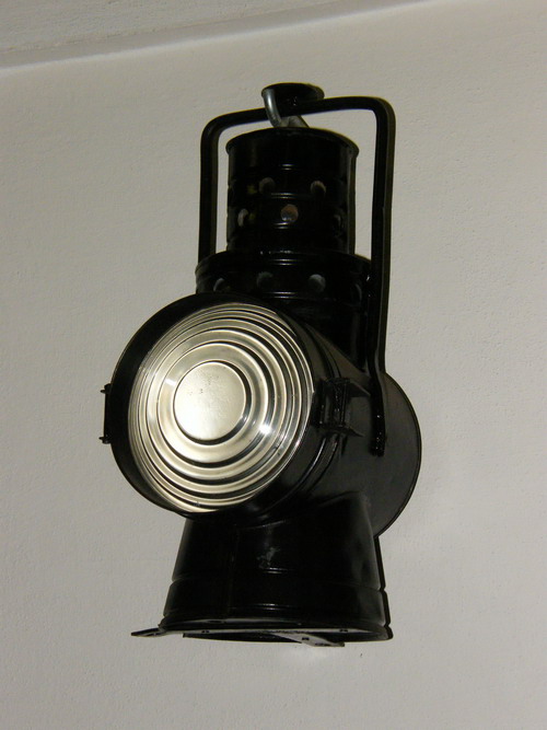 Lampa mechanického návestidla s reflektorom petrolejová