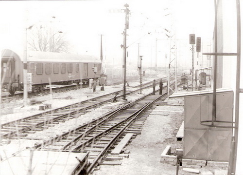  Bratislava, SOUŽ Na Pántoch - pohľad na školské koľajisko. Trolej. vedenie, výhybky, priecestie, návestidlá, prac. Vozeň, vľavo priečlie budovy. Foto: M. Macura, cca 1985. 180 x 127 